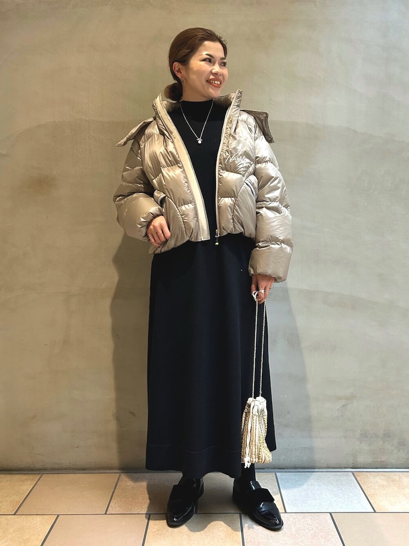 一枚でもサマになりやすい、ハイネックのフレアニットワンピース　出典：WEAR