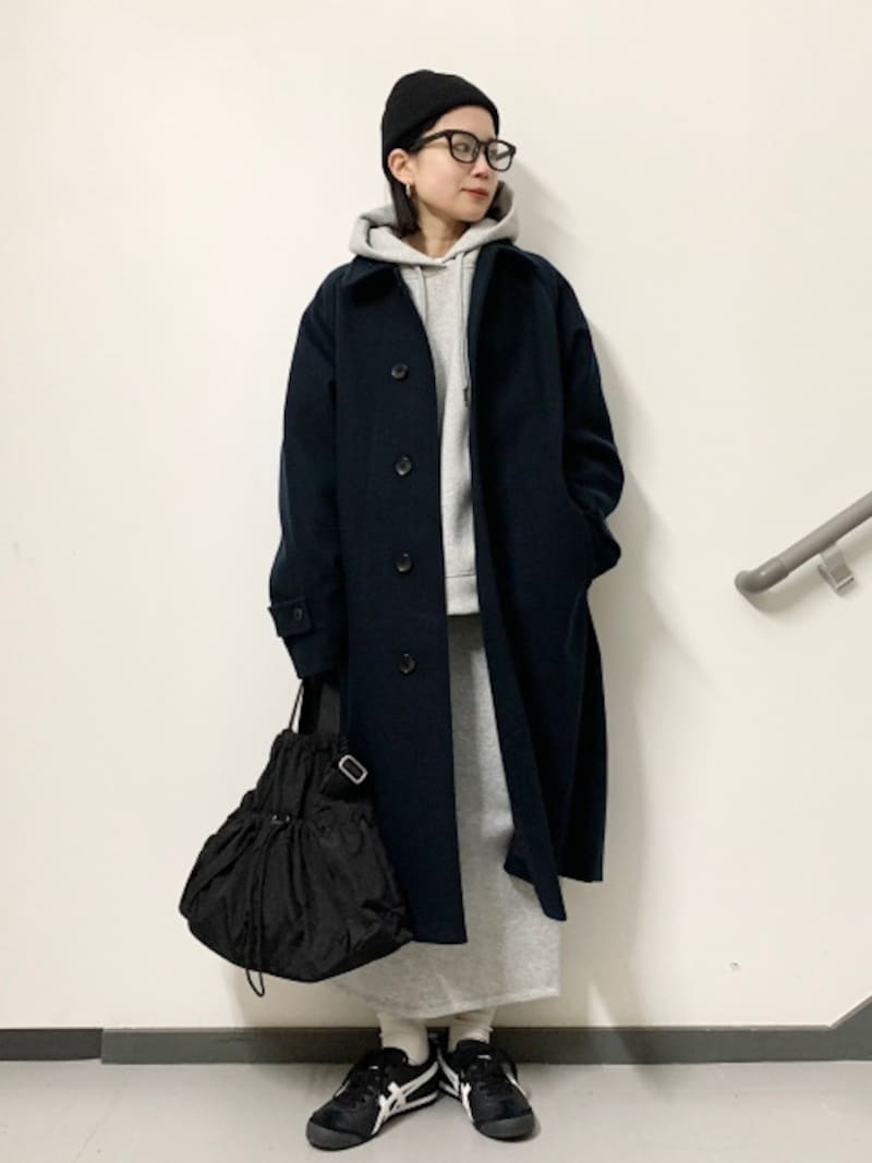 コートの下にレイヤードして、フード部分を出す着こなしもおすすめ 出典:StyleHint