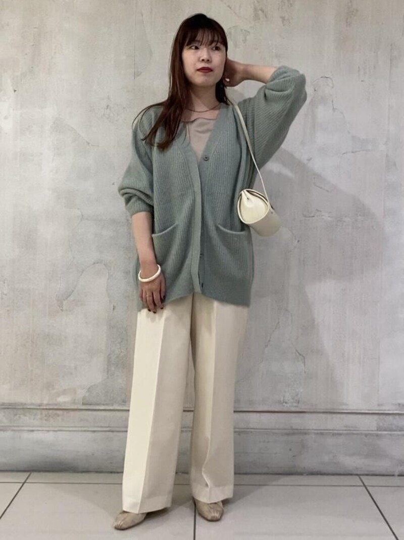 【OKコーデ】ゆったりニットカーデでもセンタープレス入りのワイドパンツならすっきり 出典:WEAR