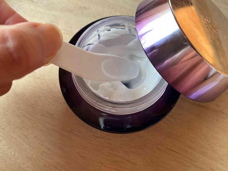 ダイソーの「メイクスパチュラ」は容器に入れやすい