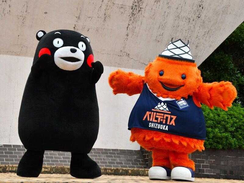 ベルティ（右）と仲良しだモン＝10月27日、静岡県静岡市