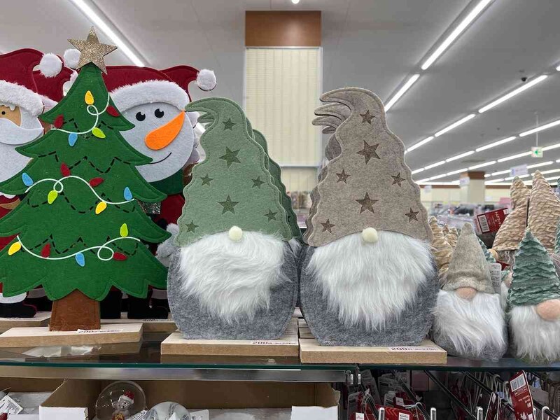 ダイソーの「スタンドプレートオブジェ（トムテ）」