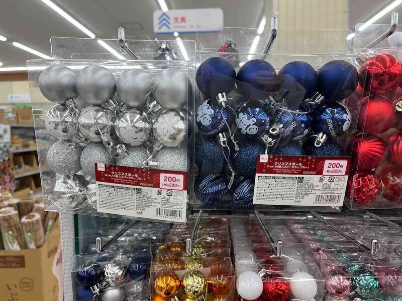 ダイソーの「クリスマスボール（4cm、16個、シルバーカラー、ブルー）」