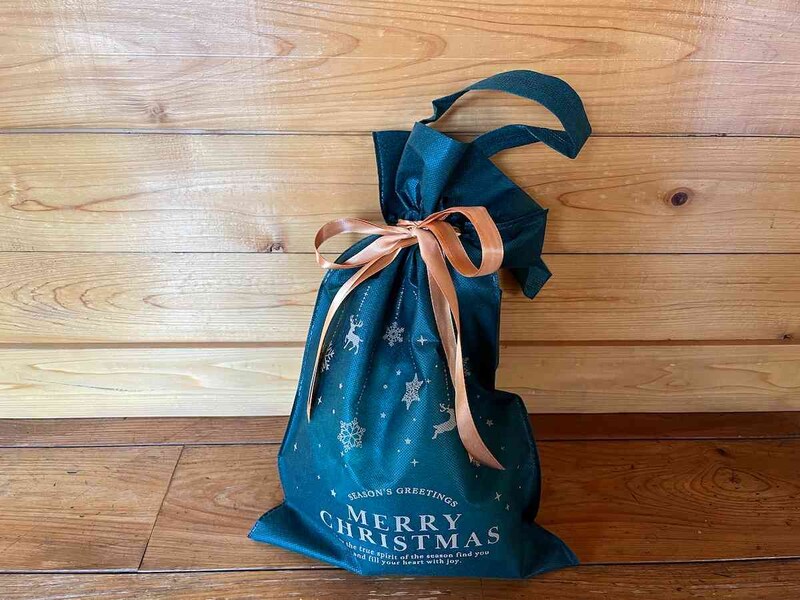 ダイソーの「不織布バッグ（シルエットデザイン、28cm×42cm、ハンドル付）」は巾着のようにできる