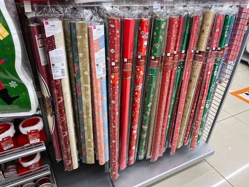 ダイソーの「クリスマス用包装紙」