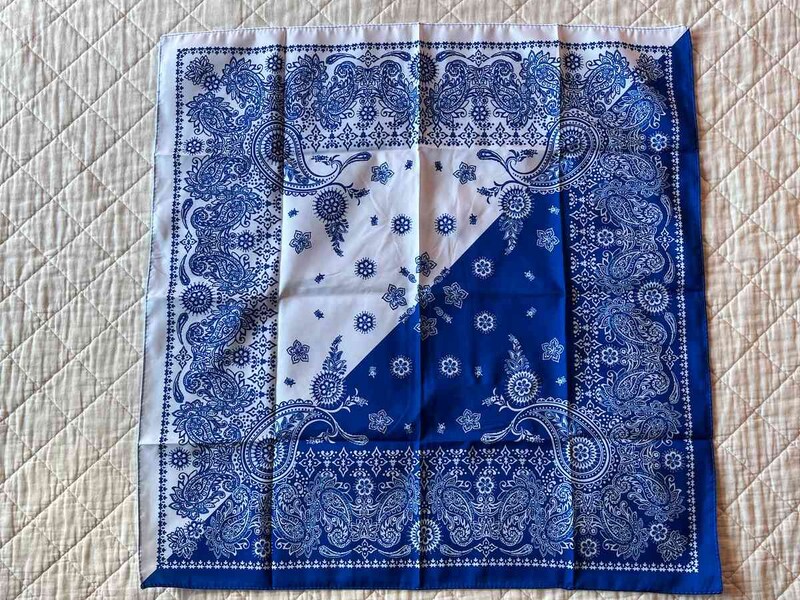 セリアの「バイカラーバンダナ ペイズリー 青・白」