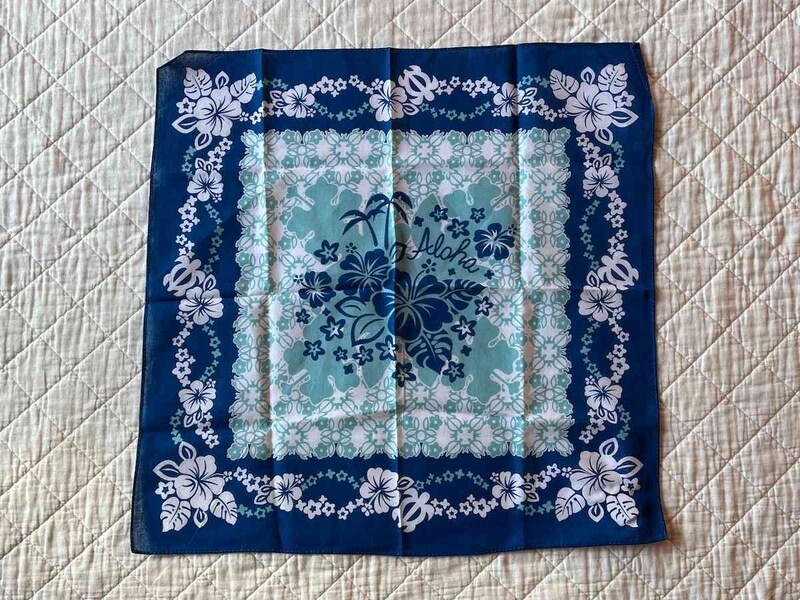 セリアの「バンダナ ハイビスカス柄」