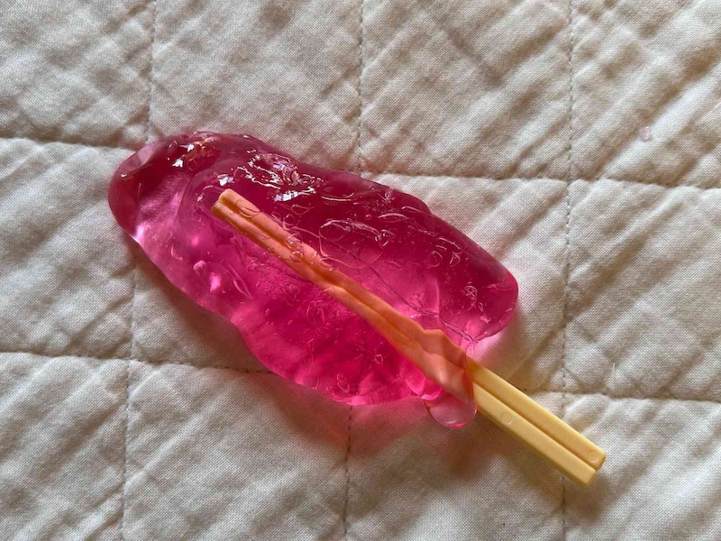 セリアの「不思議な水あめジェル」は棒が付属