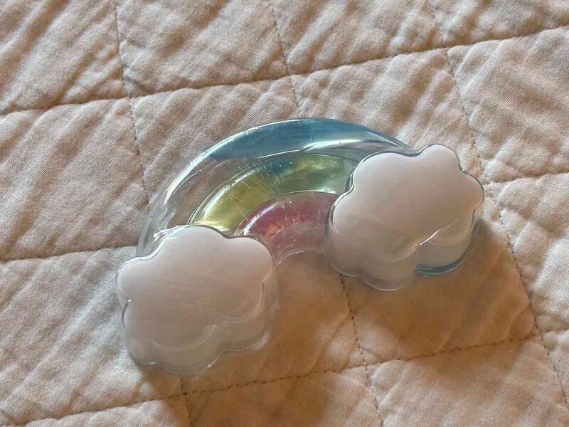 セリアの「レインボースライム」は虹と雲でスライムの硬さが少し違う