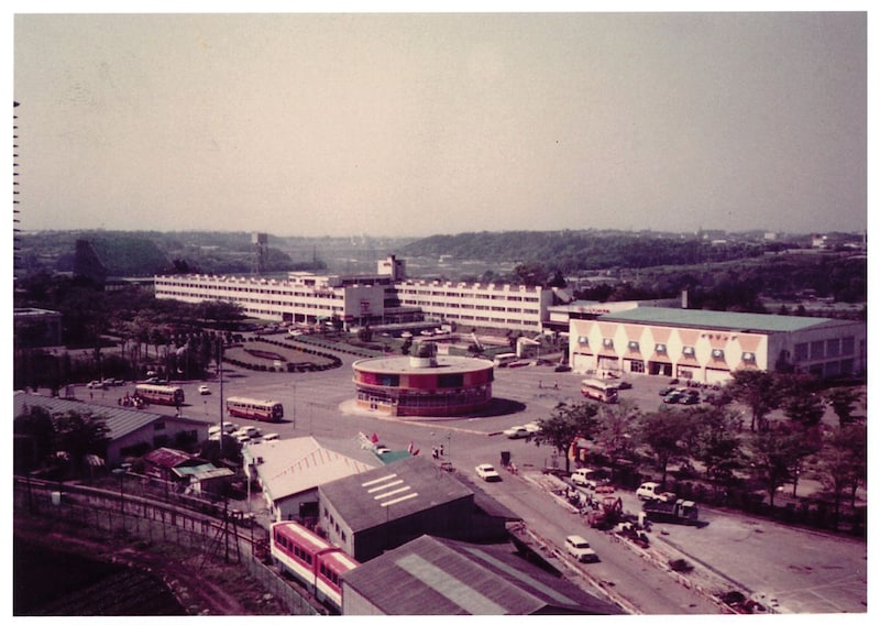 ドリームランド駅および検修工場と停車中のモノレール車両(横浜市史資料室所蔵)