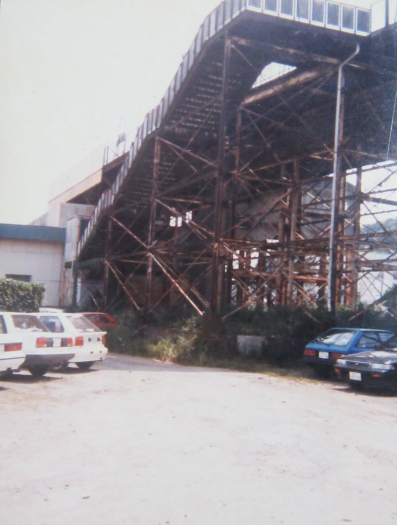 1990(平成2)年頃のドリームランドモノレール大船駅。鉄骨の腐朽が進行している(提供:大竹正芳さん)
