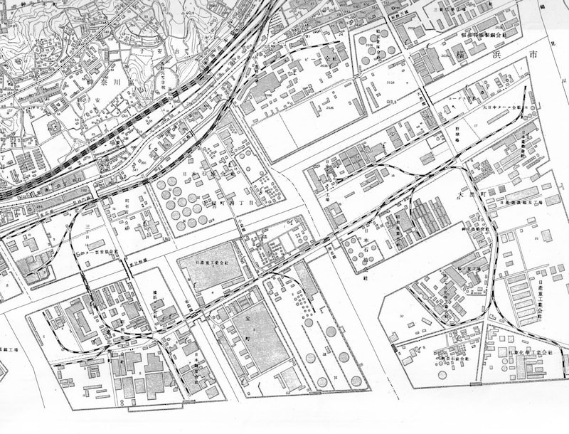 1954(昭和29)年発行の生麦エリアの地形図。中央上で東海道線から高島線が分岐し、さらに入江駅で新興線が分岐。新興線から多くの専用線が分岐している(出典:国土地理院地形図)