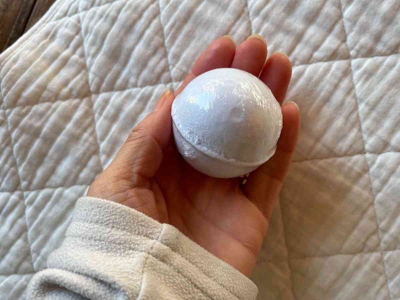 セリアの「モリトクバスボール　動く図鑑　恐竜」、色は白、香りは森林