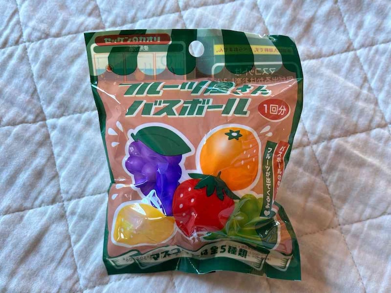 セリアの「フルーツ屋さん バスボール」