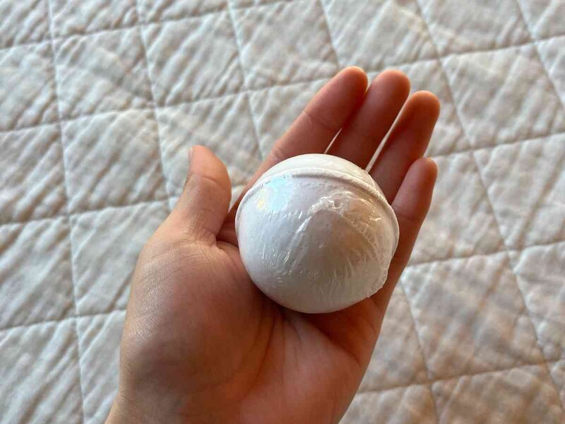 セリアの「モリトクバスボール スポンジ・ボブ」の色は白、ソーダの香り