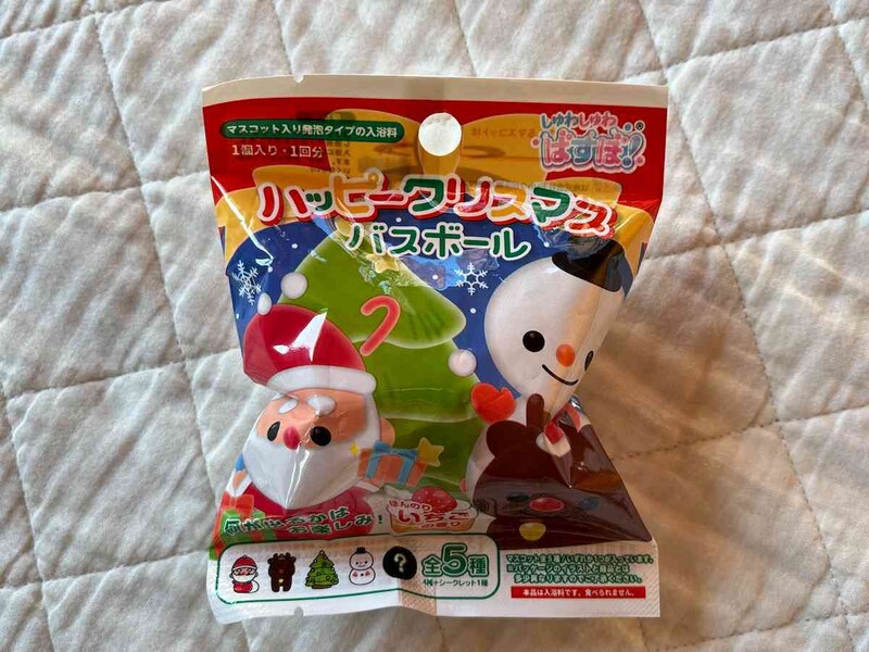 セリアの「モリトクバスボール　ハッピークリスマス」