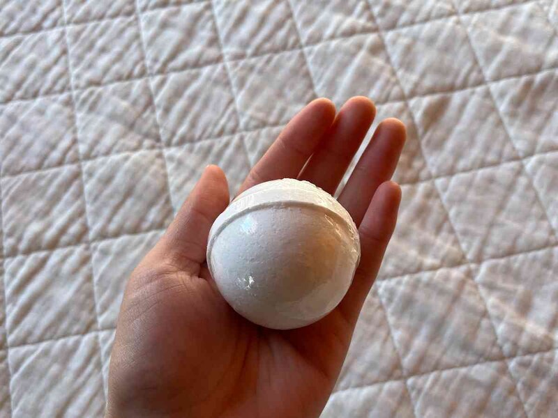 セリアの「フルーツ屋さん　バスボール」の色は白、せっけんの香り