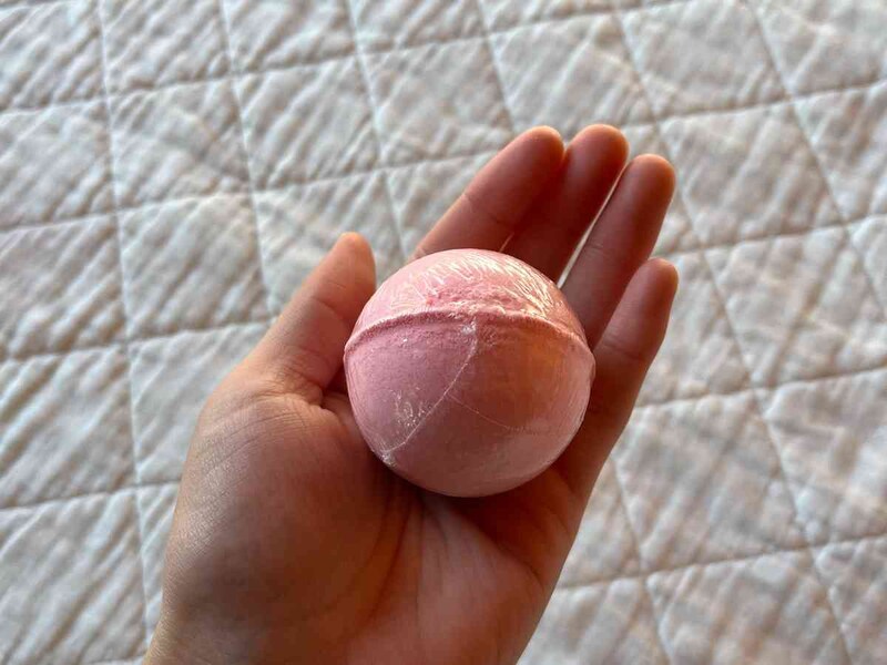 セリアの「モリトクバスボール　ハッピークリスマス」の色はピンク、いちごの香り