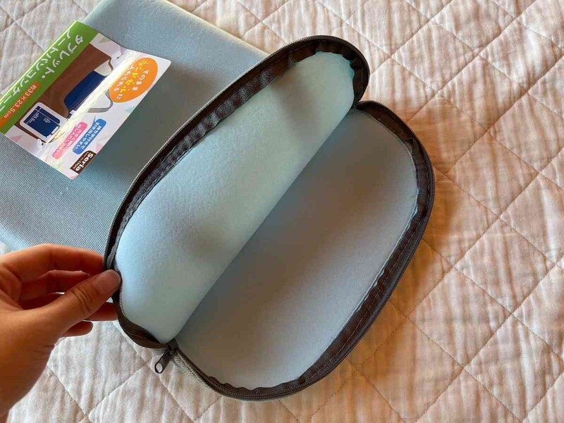 セリアの「タブレット・ノートパソコンケース」の生地感と厚み