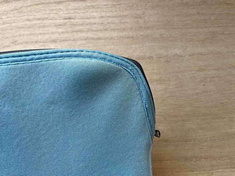 セリアの「タブレット・ノートパソコンケース」に「MacBook Air（13インチ）」が入った