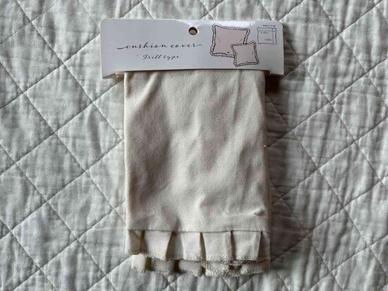 セリアの「フリルクッションカバー」