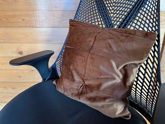 セリアの「クッションカバー やわらか」はベロアのような肌触り