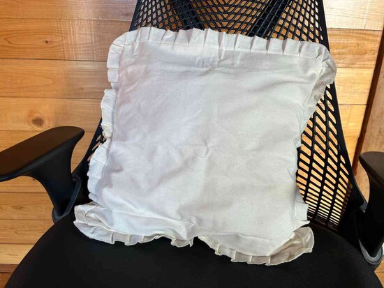 セリアの「フリルクッションカバー」は年間通して使える生地感とフリルがついて可愛いのがおすすめ