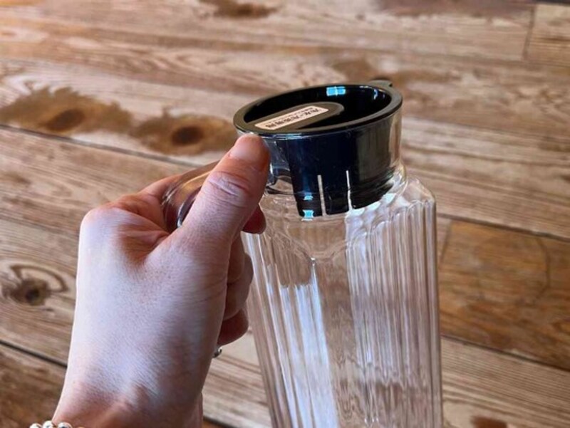 セリアの「PET冷水筒 1.0L」は持ち手がついていて使いやすい