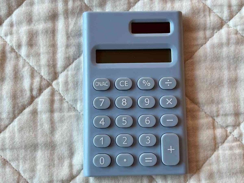 セリアの「2way 8桁電卓 カラー」