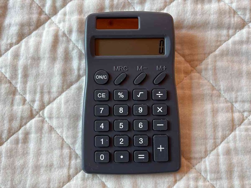 セリアの「ソーラー電卓（12桁）」