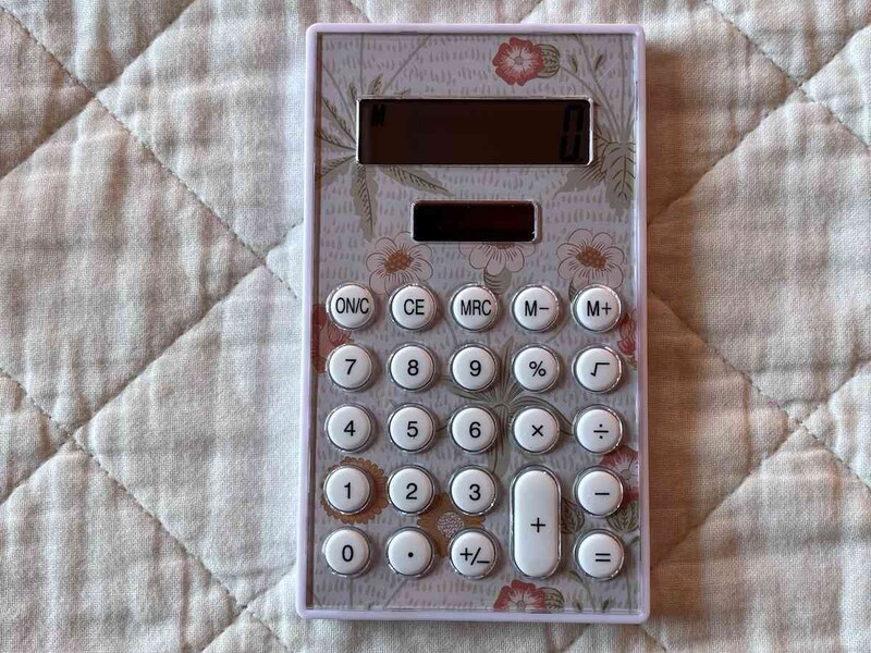 セリアの「プリント電卓 ウィリアム・モリス柄」