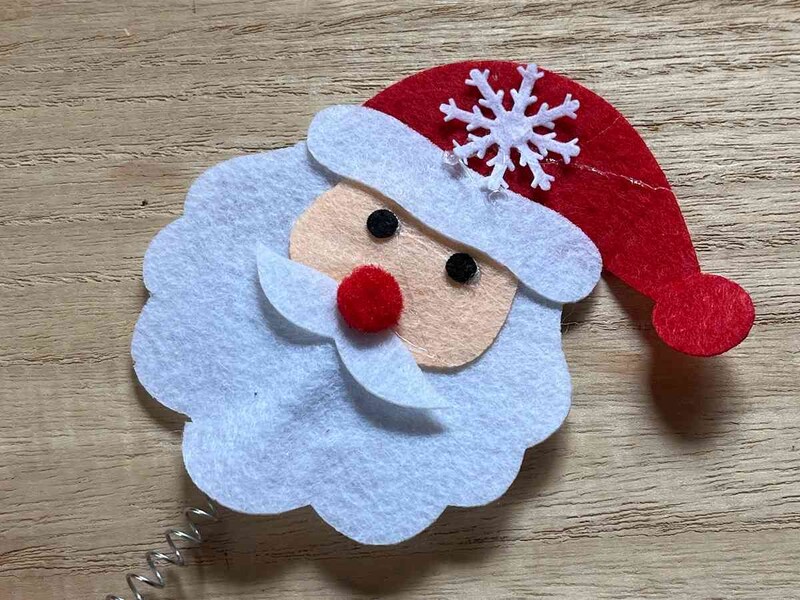 ダイソーの「キャラクターカチューシャ」はサンタクロースがついている