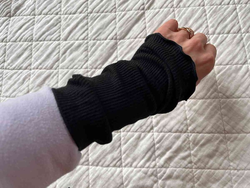 セリアの「婦人手首足首ウォーマー 発熱」はリブのようになっていて伸縮性もある