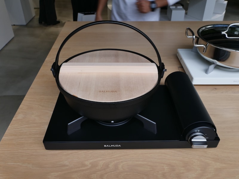 別売で「オリジナルいろり鍋」（直販価格1万3200円）も用意しています