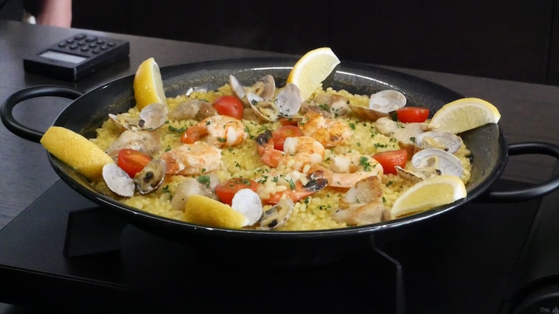 パエリアができあがったところ。こういう“映え”料理を作れるのが魅力です