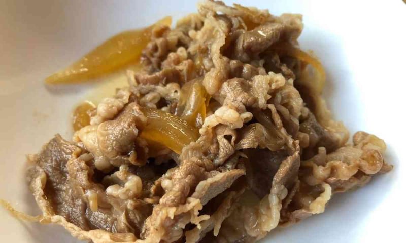 吉野家の「肉だく（牛小鉢）」は店内で出される牛丼の具材と同じですので、安定の美味しさです。