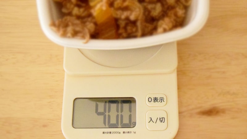 「牛丼並盛+肉だく」は容器の重さ込みで400g。