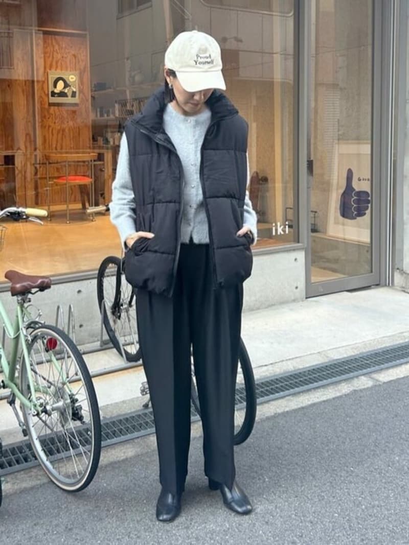 スラックスやヒールのあるブーツを合わせてすらっと見せて　出典：WEAR