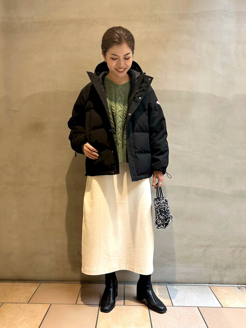 スポーティーな黒ダウンには軽やかな白のスカートを合わせてミックスコーデに　出典：WEAR