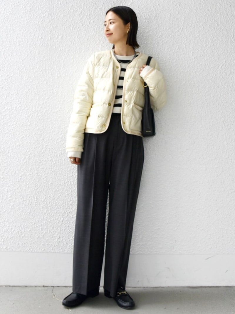 ノーカラータイプを選ぶのも顔まわりをすっきり見せるのに効果的　出典：WEAR