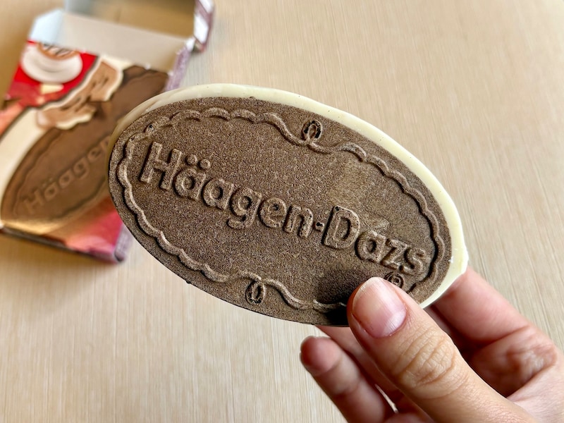 ハーゲンダッツのロゴがどーん! テンションが上がります。どんな味なのか、わくわく!