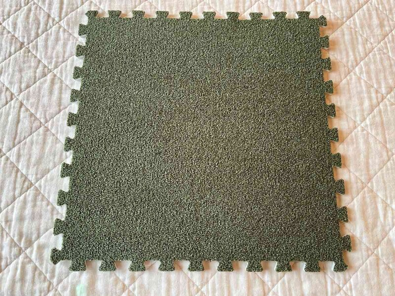 セリアの「インテリアジョイントマット　グリーン」