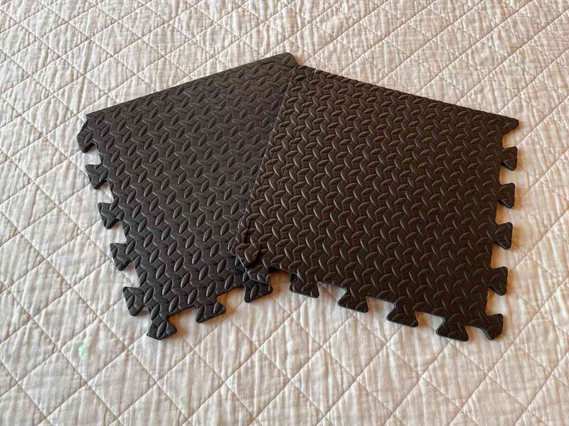 セリアの「チェッカープレートジョイントマット」