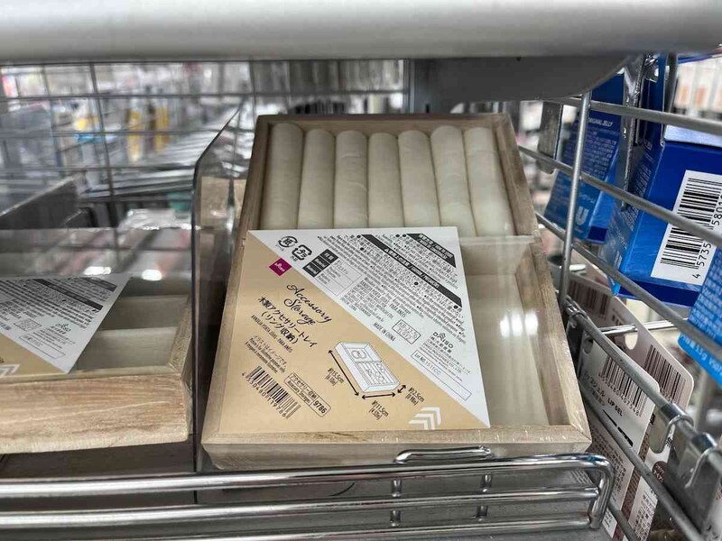 ダイソーの「木製アクセサリートレイ（リング収納）」