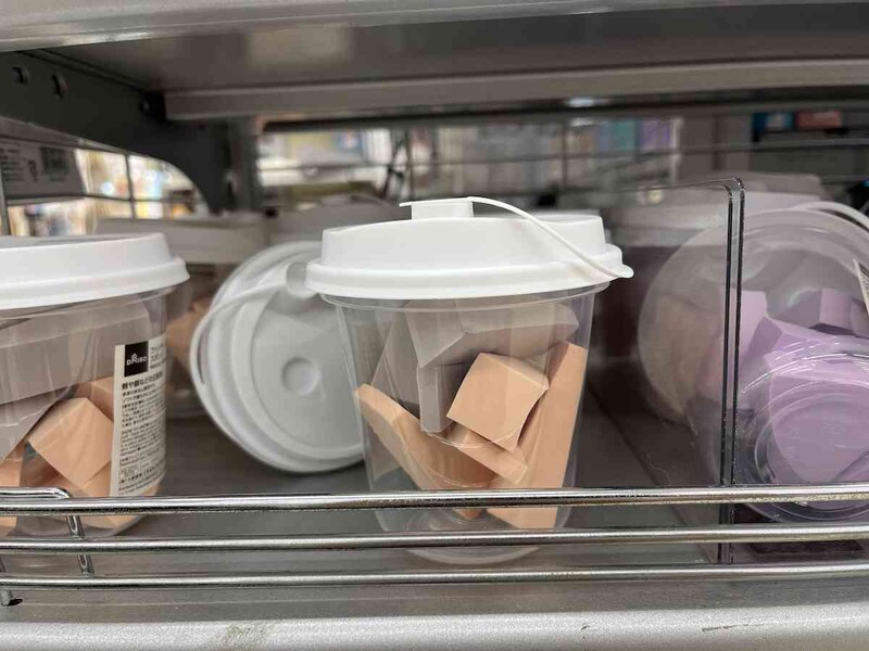 ダイソーの「ファンデーションスポンジ（容器付、ウェッジ型、7個）」