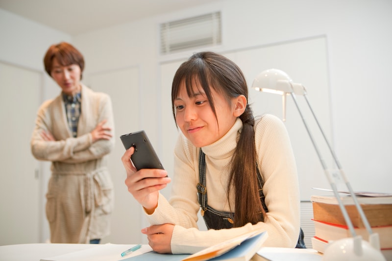 スマホゲームをする様子