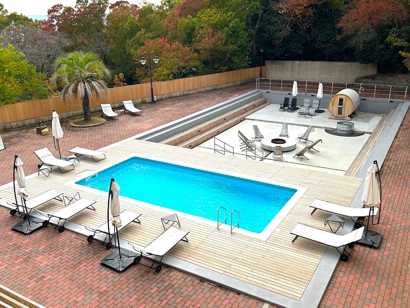 プールのそばにバレルサウナやファイヤービットが