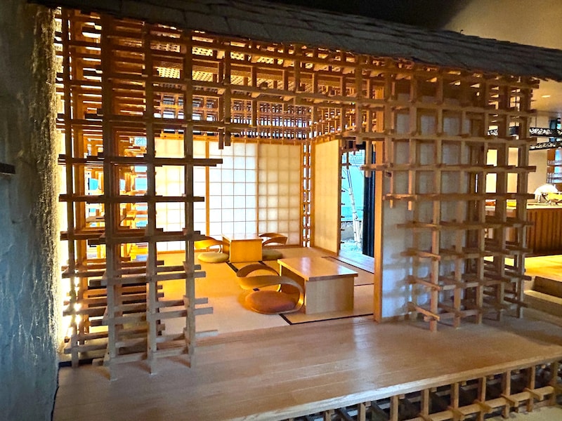 吉野の杉を使い、杉皮葺きの屋根や三方格子を用いた