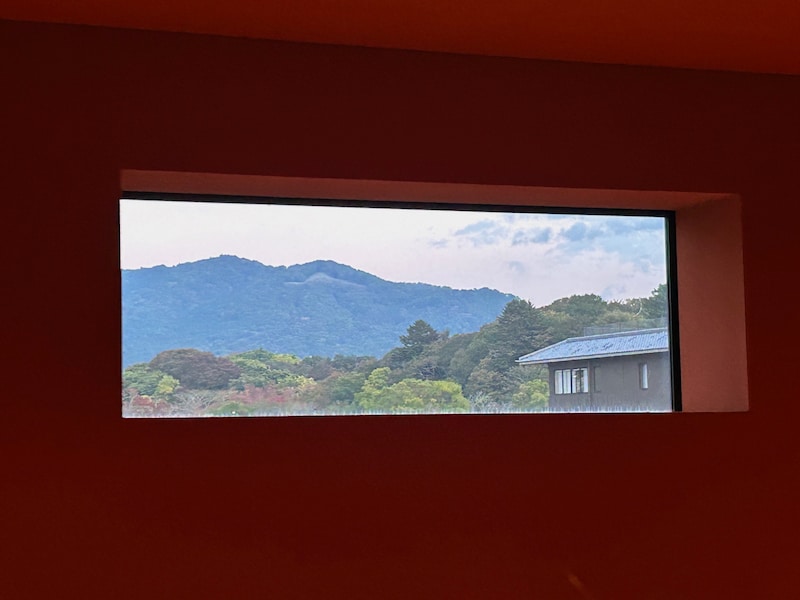 まるで絵画のような窓からの景色