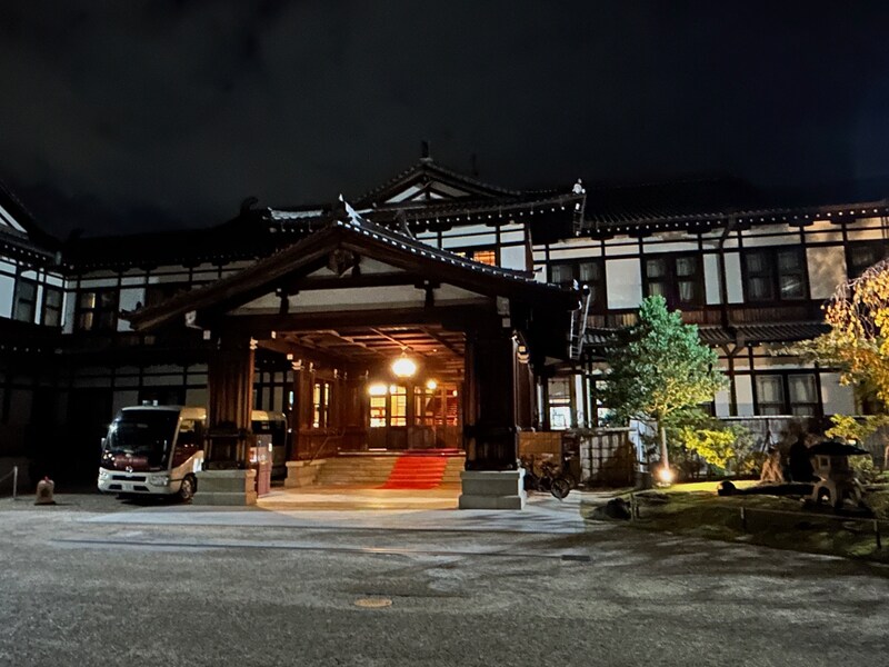 「奈良ホテル」の夜の外観